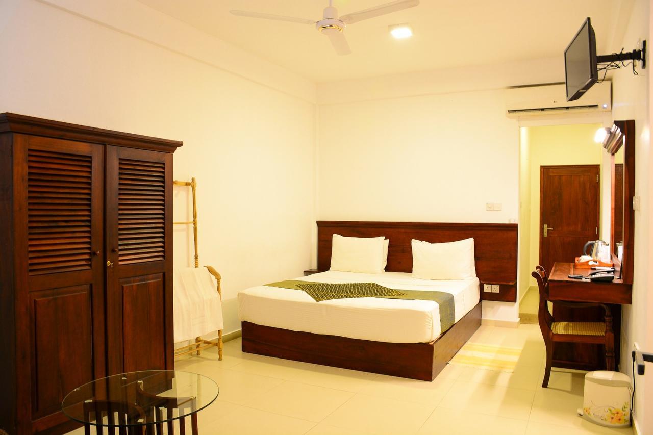 Ranmal Beach Hotel Hikkaduwa Buitenkant foto