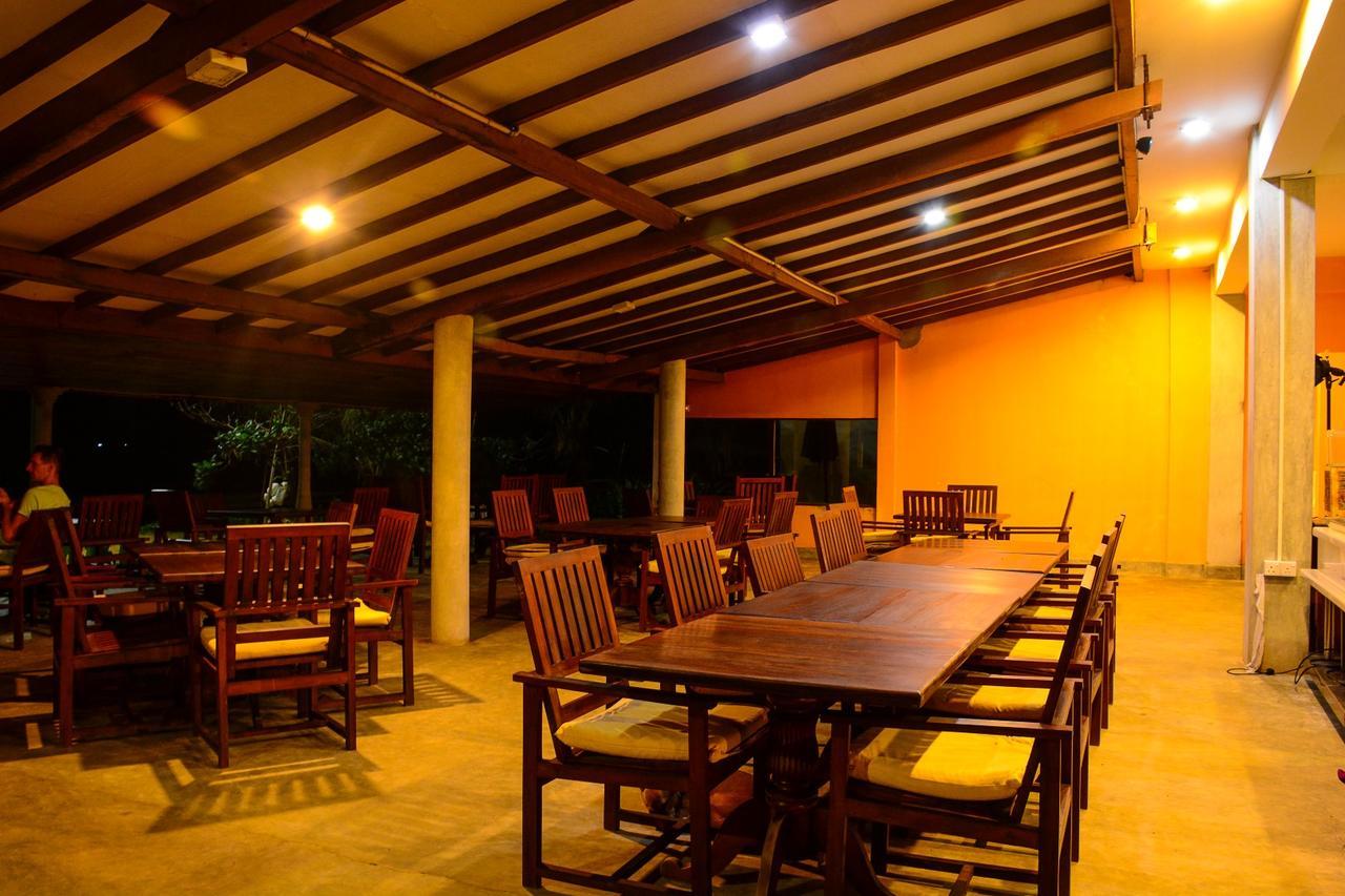 Ranmal Beach Hotel Hikkaduwa Buitenkant foto