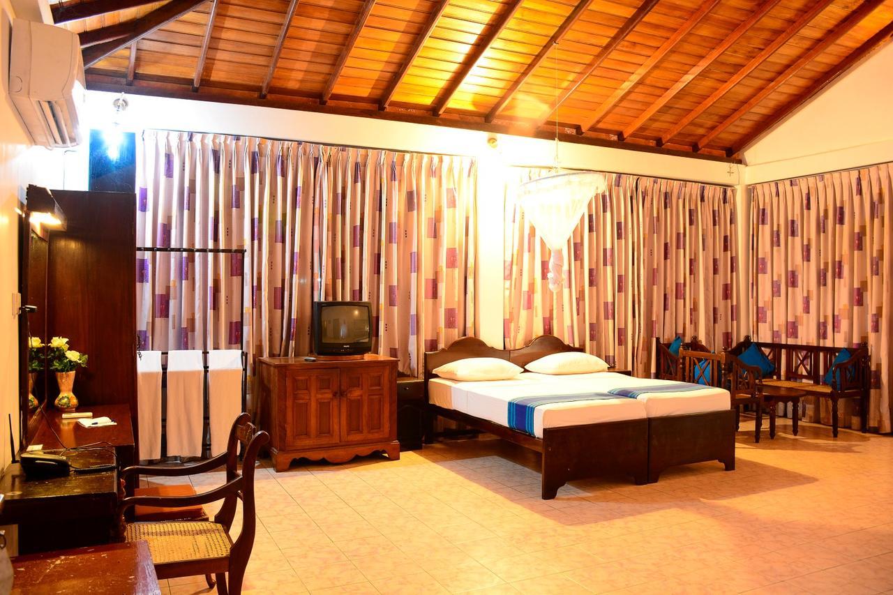 Ranmal Beach Hotel Hikkaduwa Buitenkant foto