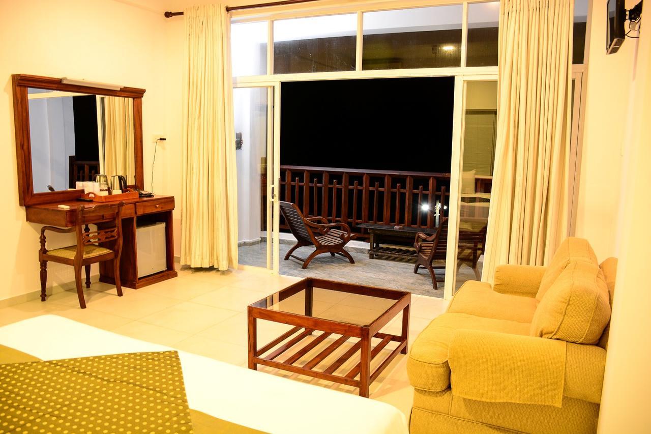 Ranmal Beach Hotel Hikkaduwa Buitenkant foto
